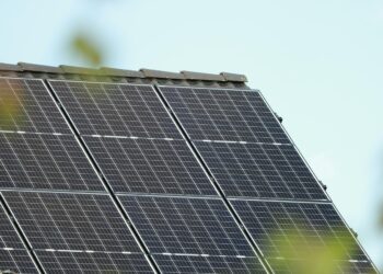 Easy Green: Beginner's Guide to Eco-Friendly Energy Solutions